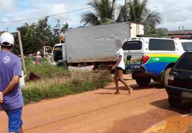 Irmãos de 2 e 10 anos de idade morrem atropelados por caminhão