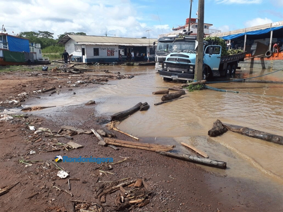 Rio Madeira atinge o nível de rua no Cai N’água