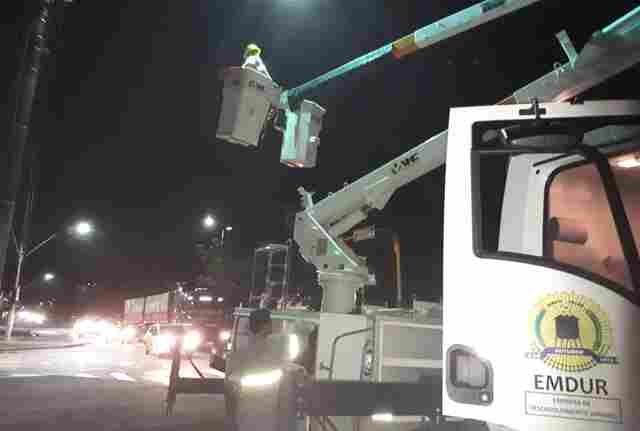 Emdur instala, recupera e faz manutenção de redes de iluminação pública