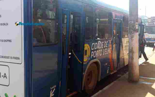 Homem é detido por populares após roubar celular dentro de ônibus em Porto Velho