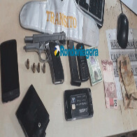 Dupla troca tiros com policiais após assalto em residência e acaba presa