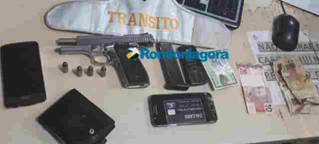 Dupla troca tiros com policiais após assalto em residência e acaba presa