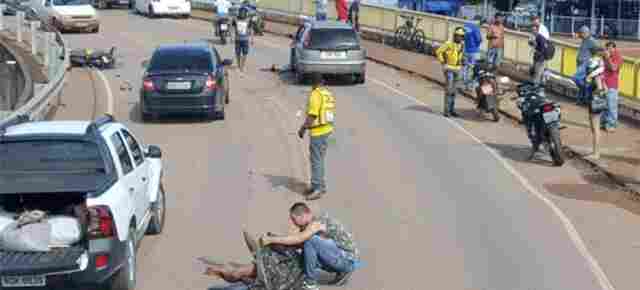 Motociclista morre e carona fica ferida em grave acidente na ponte do Rio Madeira