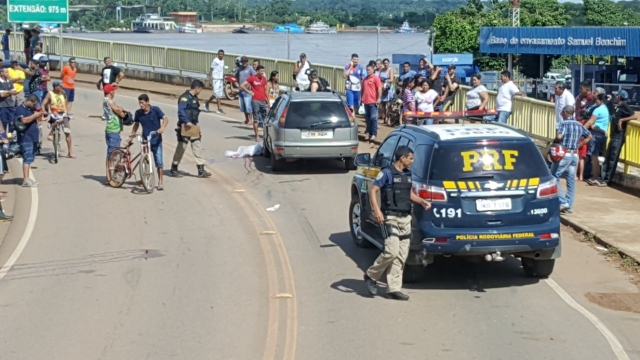 Motociclista morre e carona fica ferida em grave acidente na ponte do Rio Madeira