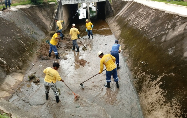 Prefeitura de Ji-Paraná realiza limpeza de canais na área urbana