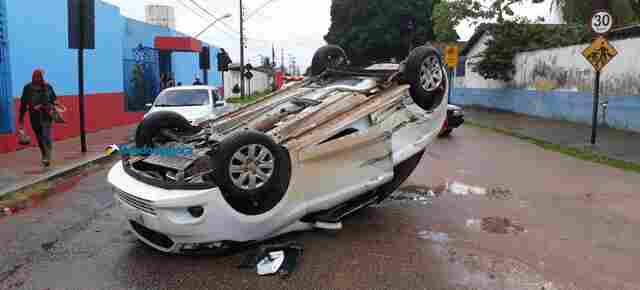 Carro capota após colisão com van escolar em Porto Velho