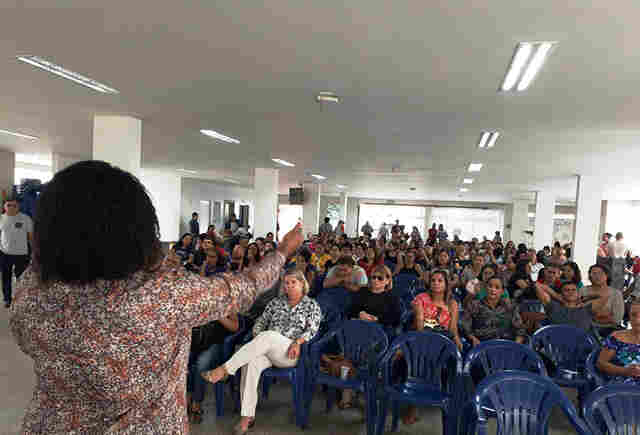 Greve da educação atinge todo o Estado no primeiro dia