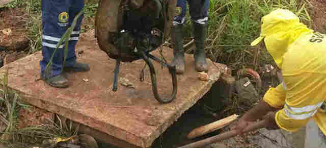Alagação na rua Daniela, em Porto Velho, era causada por carrinho de mão na caixa coletora