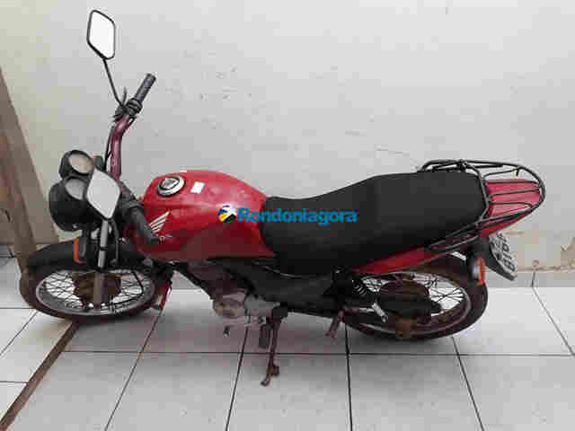 Adolescente é detido após esconder moto roubada em plantação de bananas