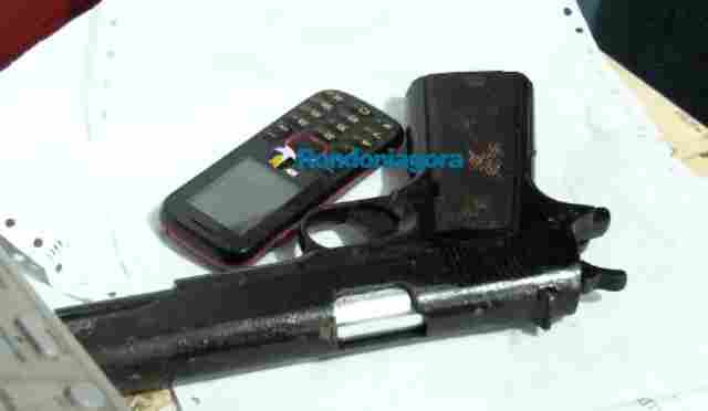 Apenado é preso após tentativa de roubo em parada de ônibus com arma de brinquedo