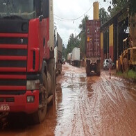 Motoristas e moradores reclamam de lama, buracos e prejuízos na Estrada do Belmont