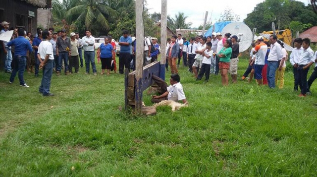 População amarra prefeito que não cumpriu promessas em cidade boliviana