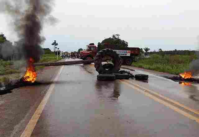 Cerca de 300 pessoas participam protesto contra usina; BR-364 segue fechada
