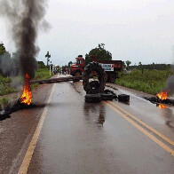 Cerca de 300 pessoas participam protesto contra usina; BR-364 segue fechada