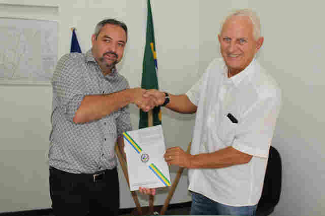 Deputado Airton garante convênio de R$ 200 mil para aquisição de caminhão de lixo para Ouro Preto