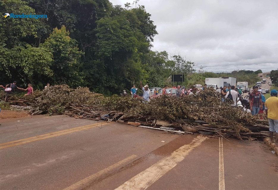Moradores bloqueiam BR-319 após reintegração de posse