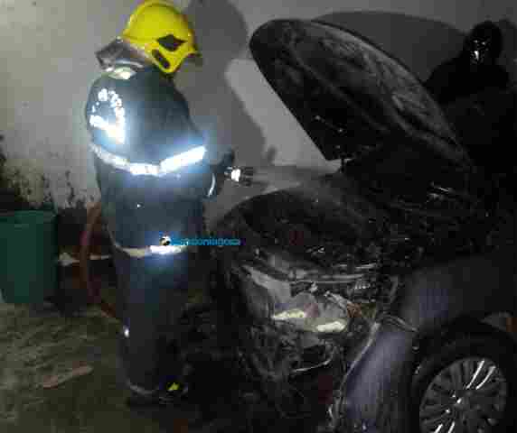 Mulher discute com marido e ateia fogo no carro, em Porto Velho