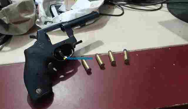 Amigos são presos por porte ilegal de arma de fogo e direção perigosa na capital