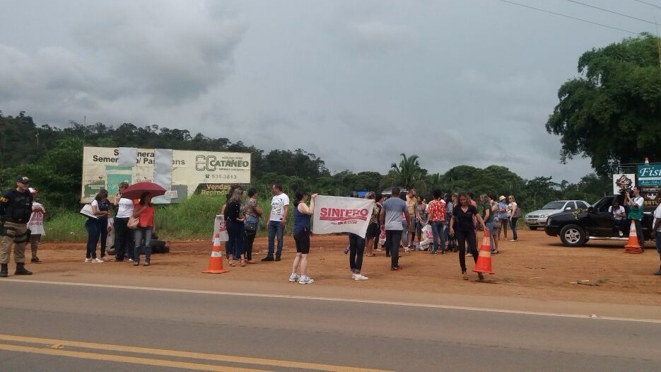 Em greve, professores fazem manifestação e tentam fechar BR-364 em Ariquemes