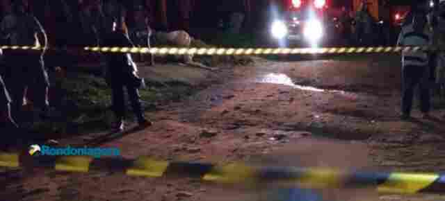 Um jovem é morto e dois são baleados em frente de casa