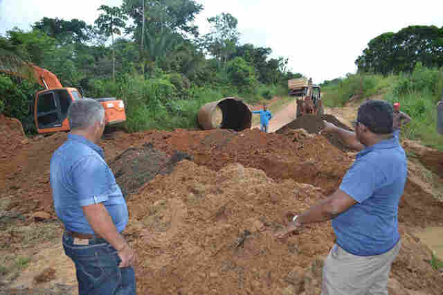 Só na Bença visita obras de instalação de tubos armcos em Primavera de Rondônia