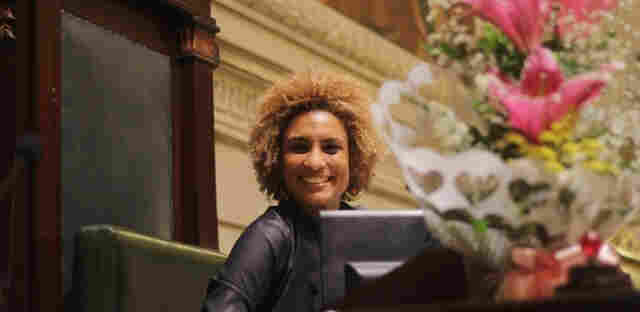 Polícia recolhe imagens de câmeras para ajudar na investigação de morte de vereadora