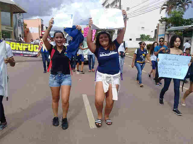 Alunos saem às ruas em apoio à greve na Educação