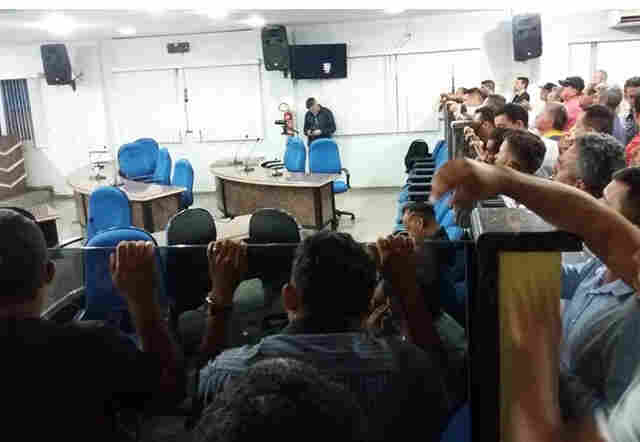 Taxistas descobrem que vereadores não podem apresentar projeto garantindo táxi lotação