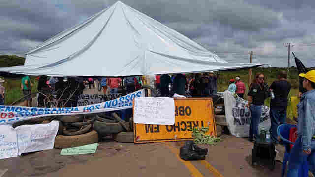 Professores bloqueiam BR-364 e isolam Rio Branco e Guajará-Mirim