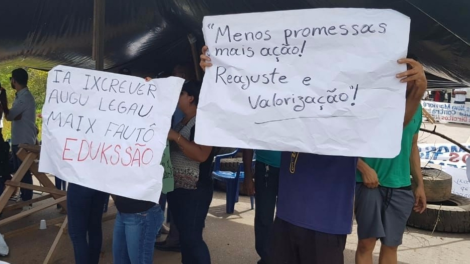 Professores bloqueiam BR-364 e isolam Rio Branco e Guajará-Mirim
