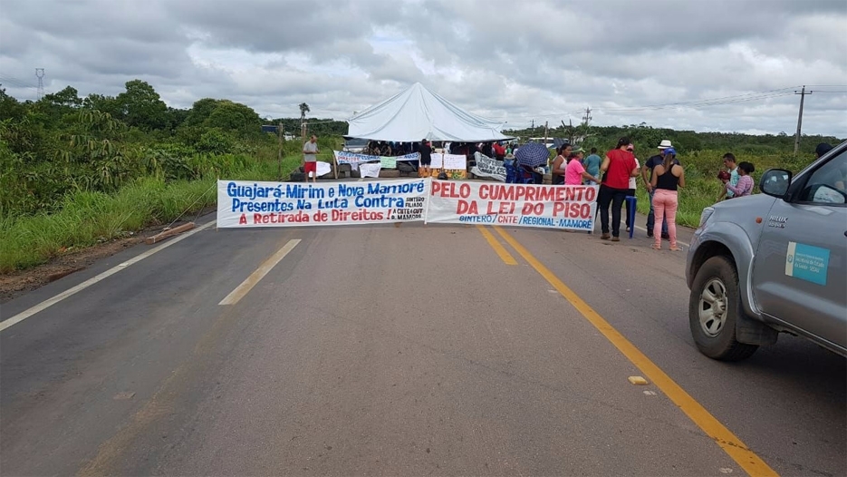 Professores bloqueiam BR-364 e isolam Rio Branco e Guajará-Mirim