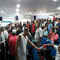 Em novo dia de protestos, taxistas mantém concentração na Câmara e fecham avenida