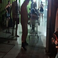 Criminosos invadem residência e tentam executar rapaz a tiros; vítima foi baleada quatro vezes