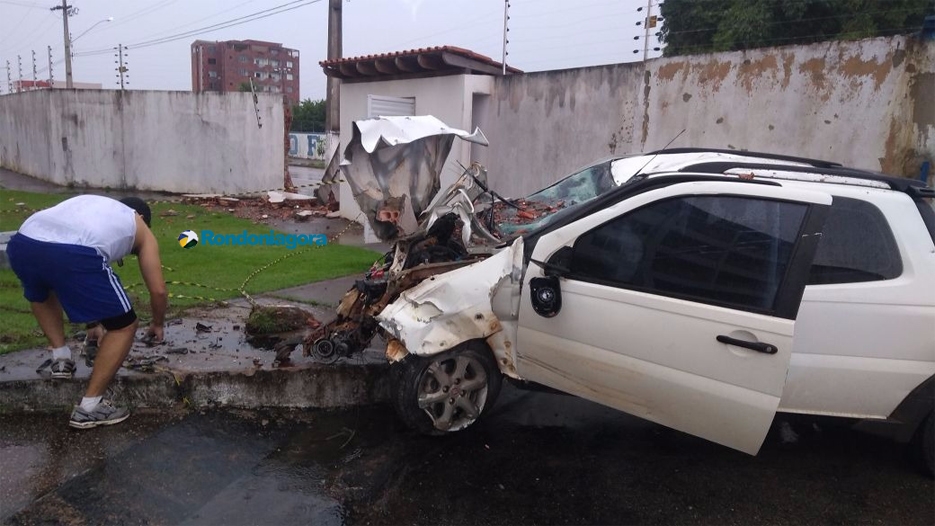 Policial civil morre em grave acidente após colidir carro em muro de vila militar