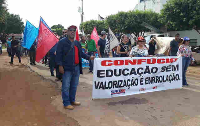 Trabalhadores em educação fazem manifestação em Ariquemes