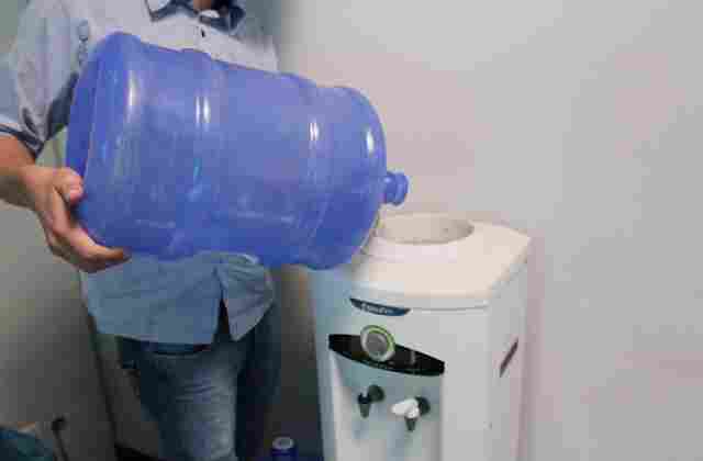 Agevisa orienta consumidores sobre compra e manuseio de galões de água mineral