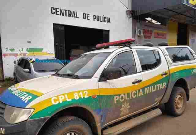 Por dinheiro para comprar droga, homem agride e ameaça atirar na cabeça da mãe