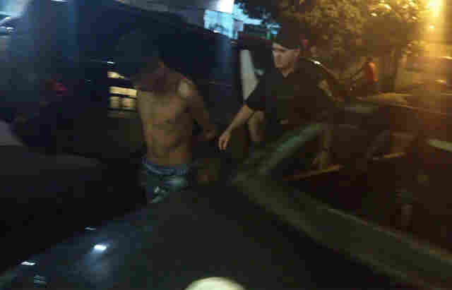 Criminoso monitorado é surrado e amarrado em poste após roubar celular