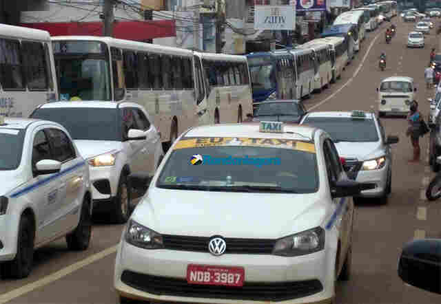 Vídeo e fotos: Grevistas estacionam ônibus na 7 de Setembro e D. Pedro e protestam na Prefeitura