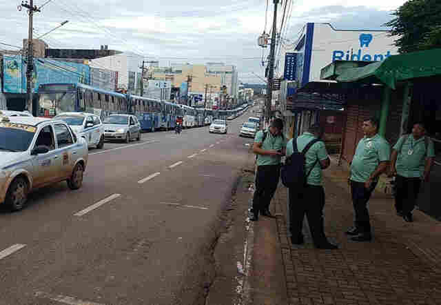 Vídeo: Trabalhadores paralisam transporte coletivo em Porto Velho