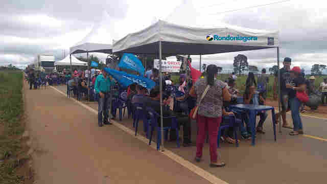 BR-364 é fechada novamente em Candeias por servidores da educação