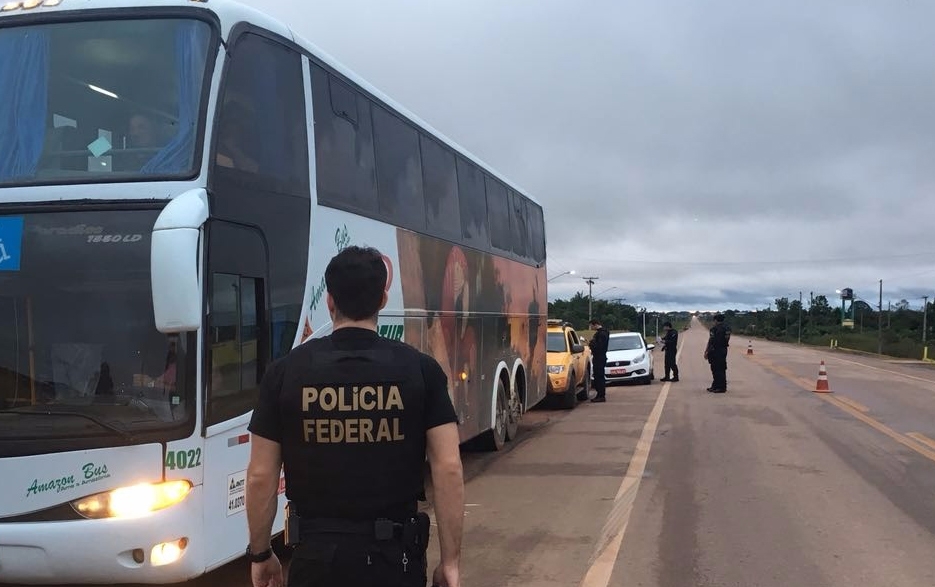 PF fecha entrada e saída de Humaitá para prender criminosos que incendiaram Ibama, ICMBio e Incra