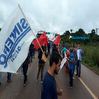 Vídeos e fotos: Trabalhadores da educação fecham a BR-364 em Candeias e em Vilhena