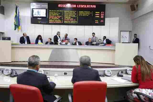 Deputados se comprometem a trancar a pauta da ALE até que o governo tome decisão sobre as reivindicações dos trabalhadores em educação