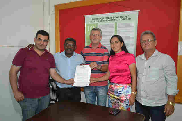 Só na Bença assina convênio de meio milhão de reais para calçadas em Espigão