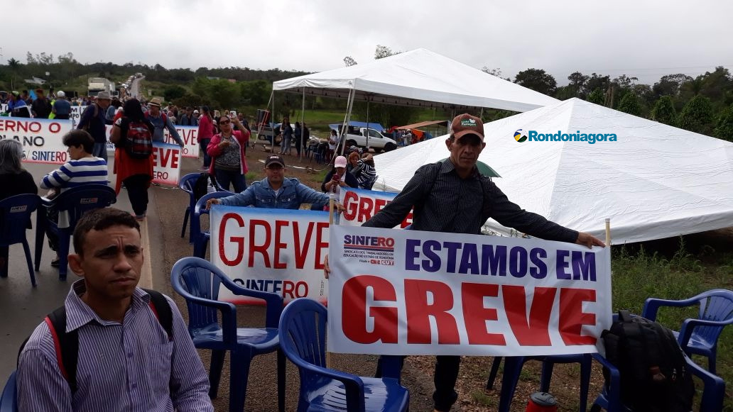 Vídeos e fotos: Trabalhadores da educação fecham a BR-364 em Candeias e em Vilhena