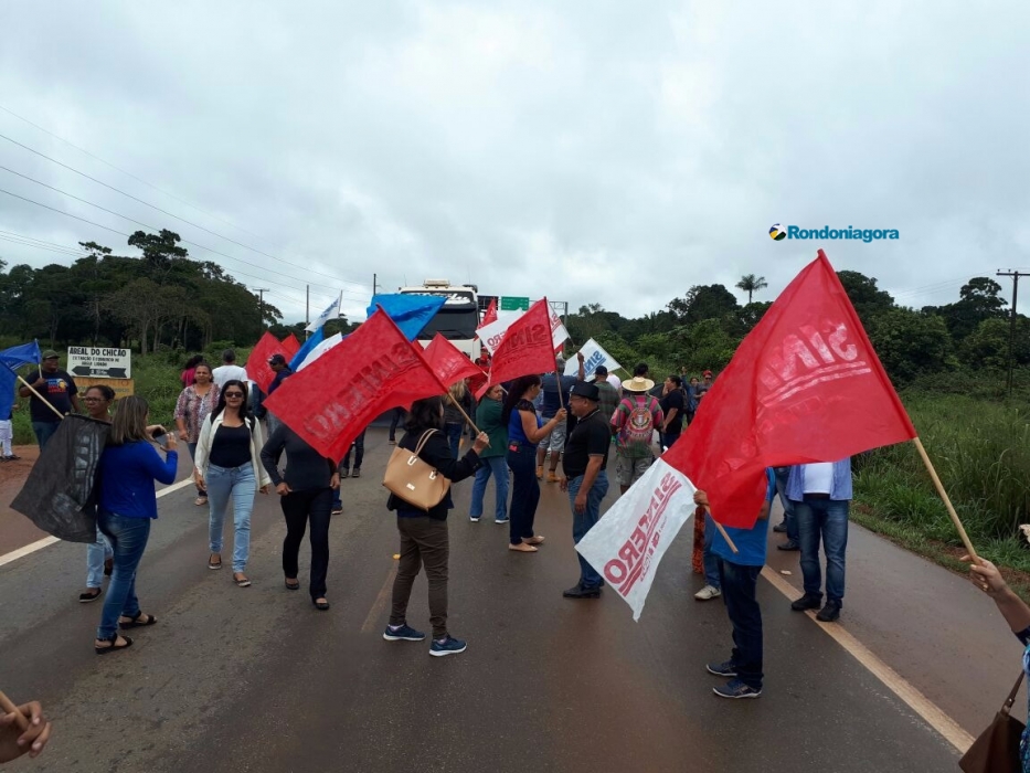 Vídeos e fotos: Trabalhadores da educação fecham a BR-364 em Candeias e em Vilhena
