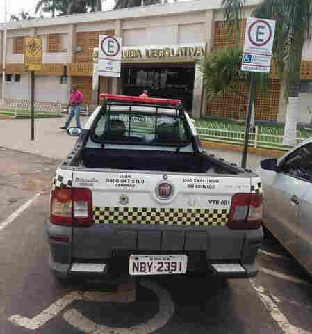 Carro da Semtran estaciona em vaga reservada a deficientes; secretário diz que não há irregularidade