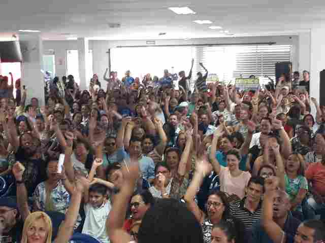 Protestos de trabalhadores na educação serão retomados na segunda-feira