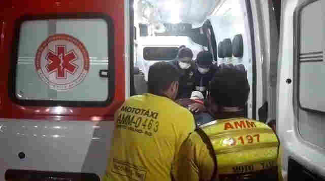 Mototaxista e passageiro ficam feridos após colisão na Capital